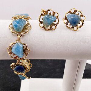VINTAGE Blue plastic gold tone metal bracelet & screw-back earrings set c. 1950s